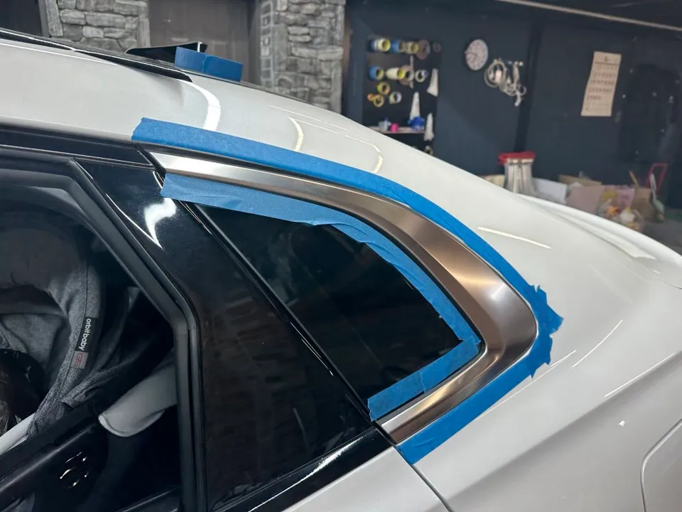 Hyundai Azera vinyl wrap - Hyundai Azera Vinyl Wrap Review: Chrome Delete for a Sleek Look photo 7