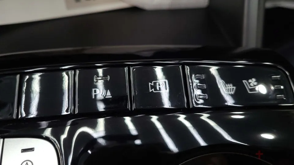 Lexus NXのPPF施工事例|ハイグロスの傷対策 施工写真 2-3