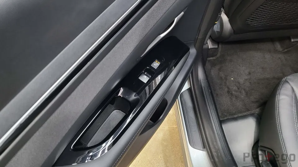 Lexus NXのPPF施工事例|ハイグロスの傷対策 施工写真 3-3