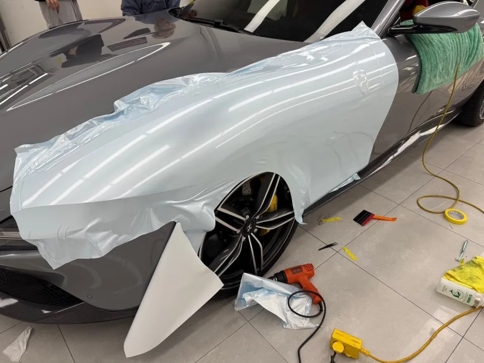 Ferrari Romaのカーラッピング事例|パールジャズブルー 施工写真 1-2