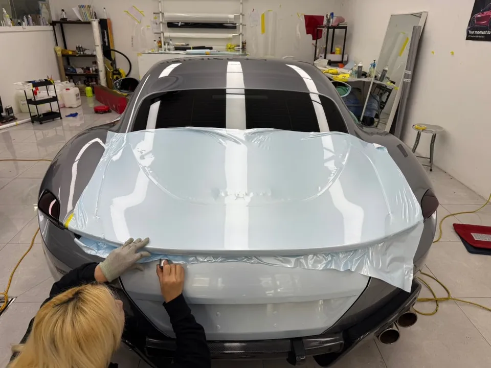 Ferrari Romaのカーラッピング事例|パールジャズブルー 施工写真 3-2