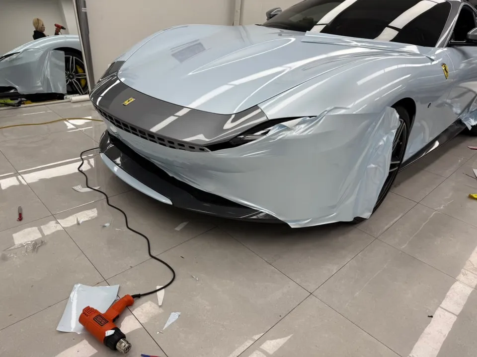 Ferrari Romaのカーラッピング事例|パールジャズブルー 施工写真 1-3