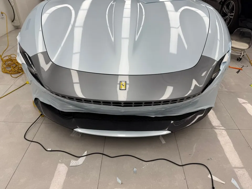 Ferrari Romaのカーラッピング事例|パールジャズブルー 施工写真 2-3
