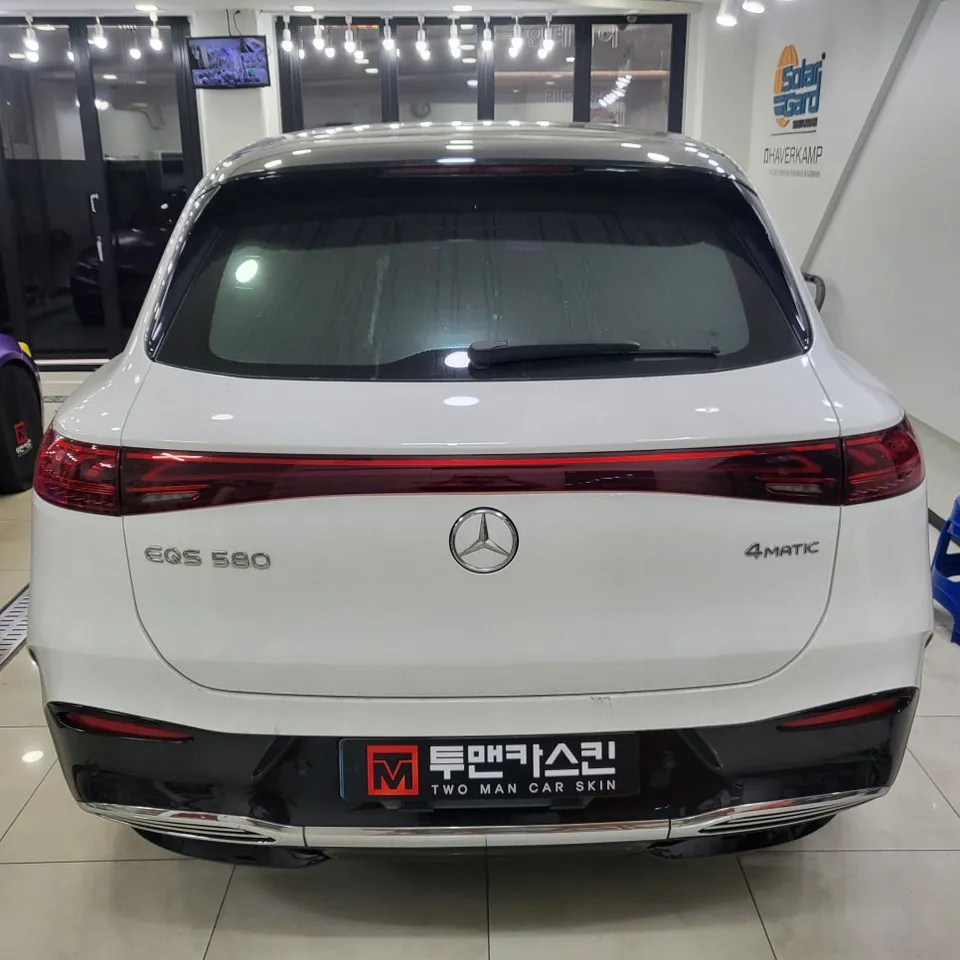 Mercedes-Benz EQSのカーラッピング事例|傷隠しと費用目安 施工写真 4-1