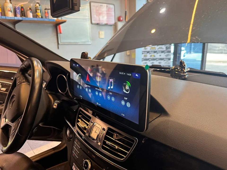 Mercedes-Benz E-Class W212のAndroid Auto・CarPlay取付事例 施工写真 1-2