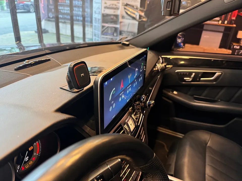 Mercedes-Benz E-Class W212のAndroid Auto・CarPlay取付事例 施工写真 2-2