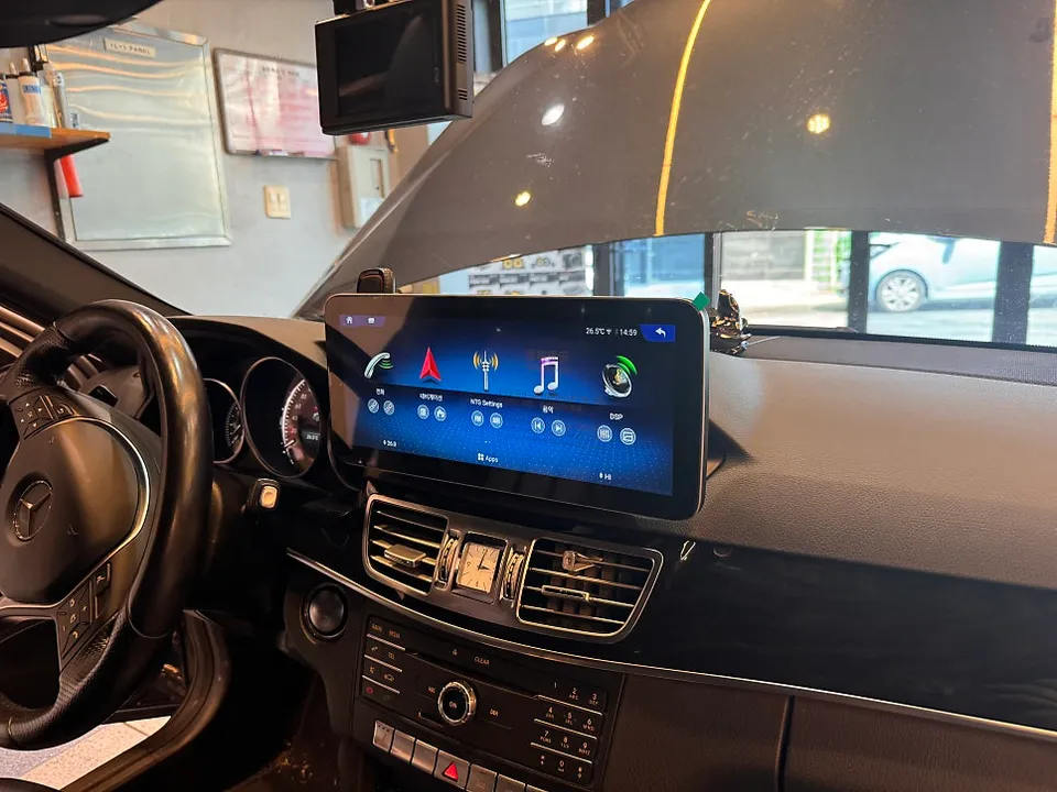 Mercedes-Benz E-Class W212のAndroid Auto・CarPlay取付事例 施工写真 3-2