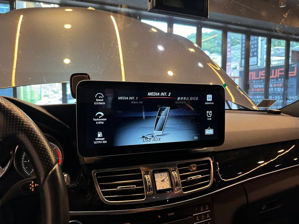 Mercedes-Benz E-Class W212のAndroid Auto・CarPlay取付事例 施工写真 4-2