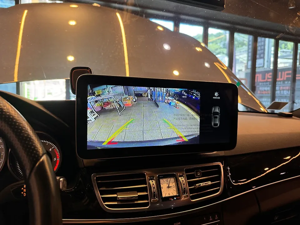 Mercedes-Benz E-Class W212のAndroid Auto・CarPlay取付事例 施工写真 1-3