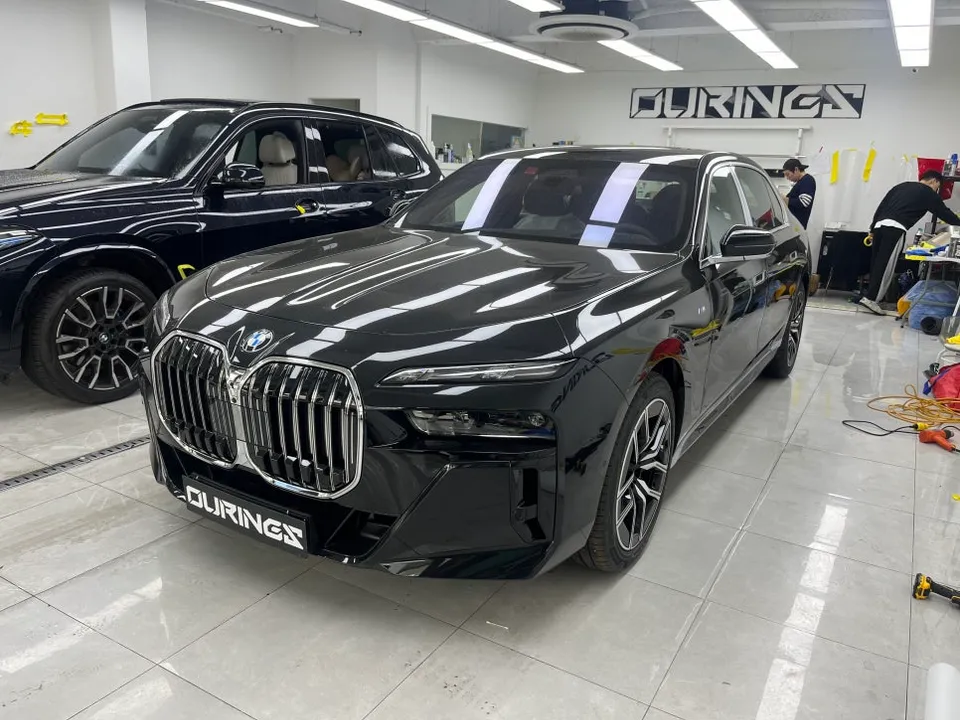 BMW 7 Seriesのカーラッピング事例|費用目安・仕上がり 施工写真 2-1