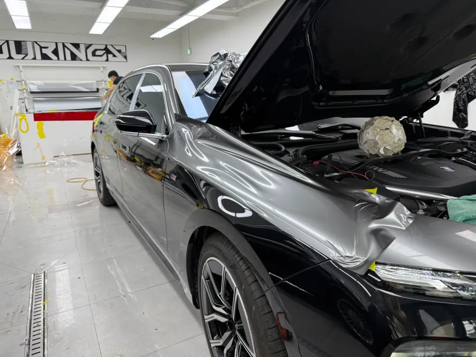 BMW 7 Seriesのカーラッピング事例|費用目安・仕上がり 施工写真 1-3