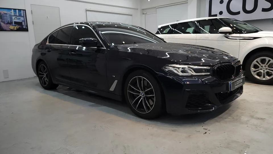 BMW 5 Seriesのカーフィルム施工事例｜断熱・スモーク 施工写真 1-1