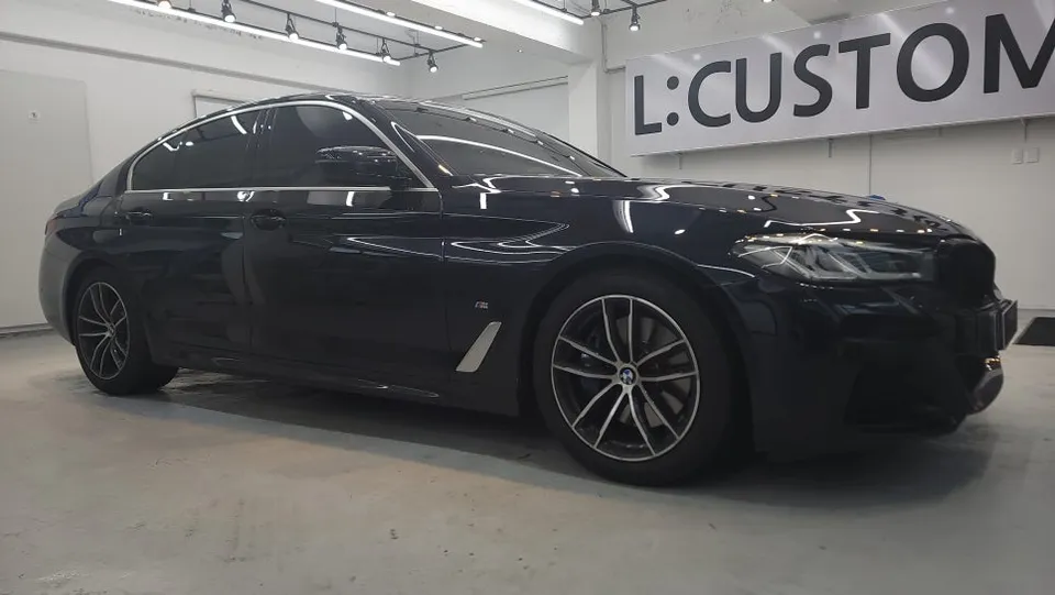 BMW 5 Seriesのカーフィルム施工事例｜断熱・スモーク 施工写真 3-3