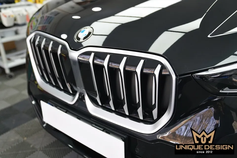 BMW X1 vinyl wrap - BMW X1 Vinyl Wrap Review: Chrome Delete for a Sleek Look photo 4