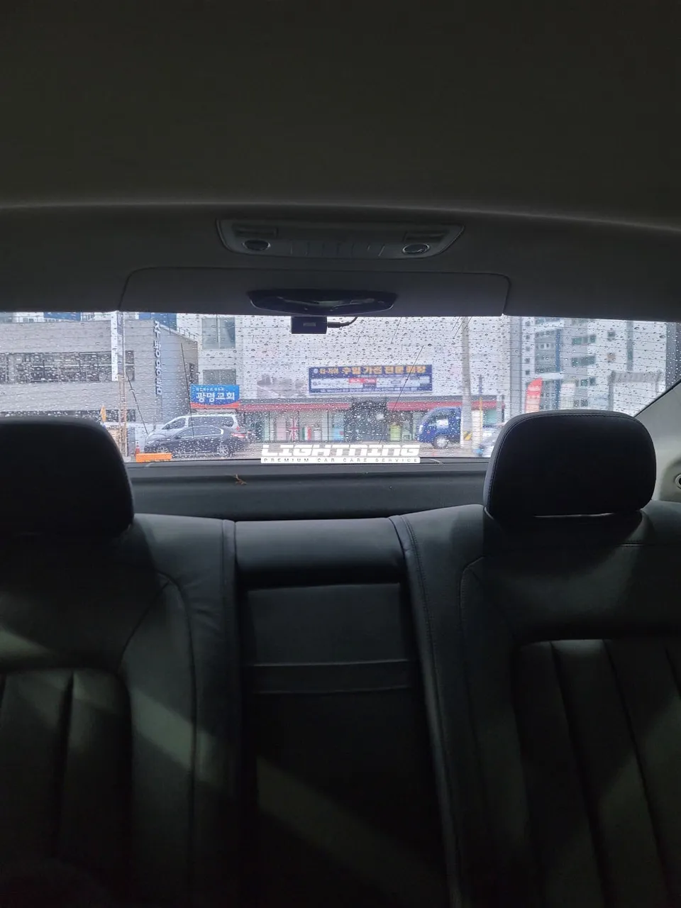 Mercedes-Benz Mercedesのドライブレコーダー取付事例 施工写真 1-2