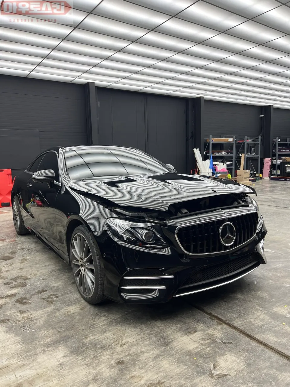 Mercedes-Benz Eクラスのカーラッピング事例|サテンダークグレー 施工写真 1-1
