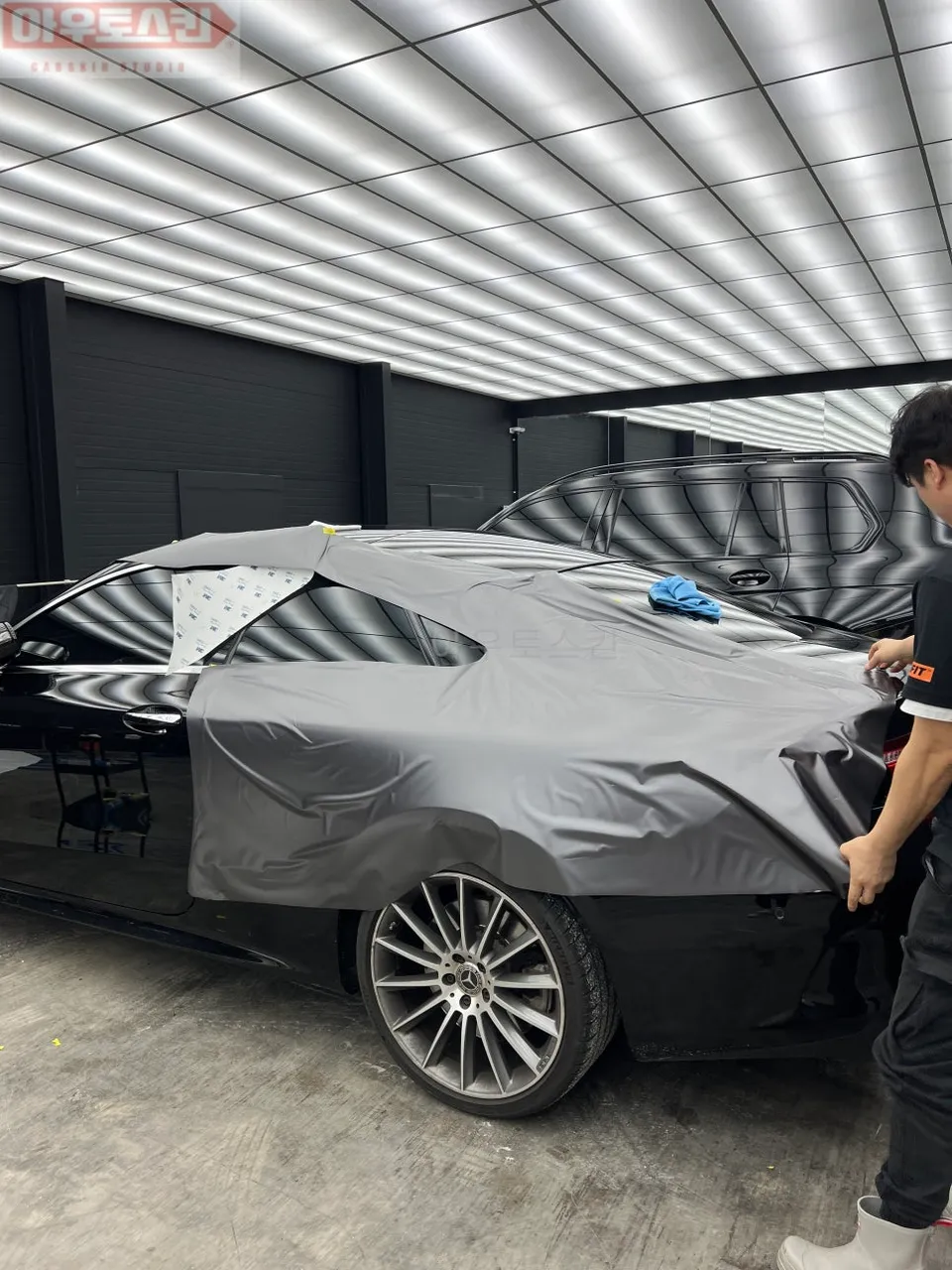 Mercedes-Benz Eクラスのカーラッピング事例|サテンダークグレー 施工写真 3-1