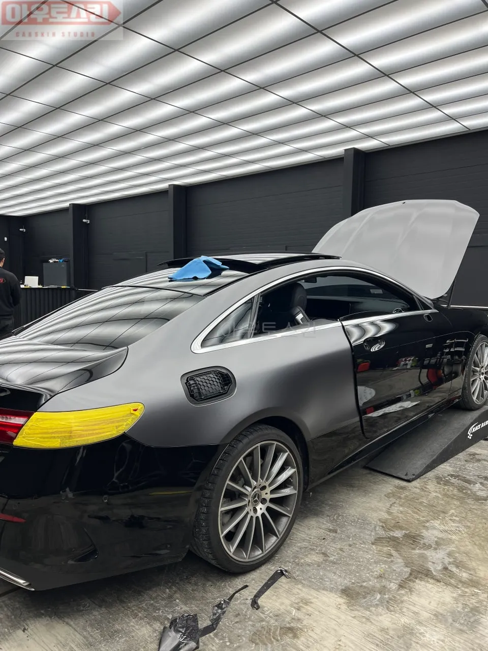 Mercedes-Benz Eクラスのカーラッピング事例|サテンダークグレー 施工写真 1-2