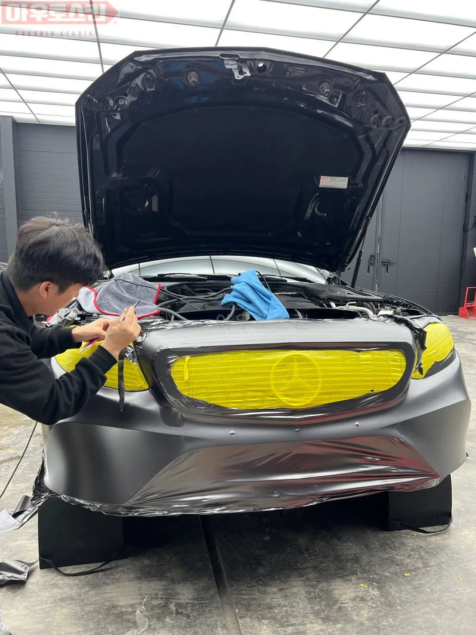 Mercedes-Benz Eクラスのカーラッピング事例|サテンダークグレー 施工写真 2-2