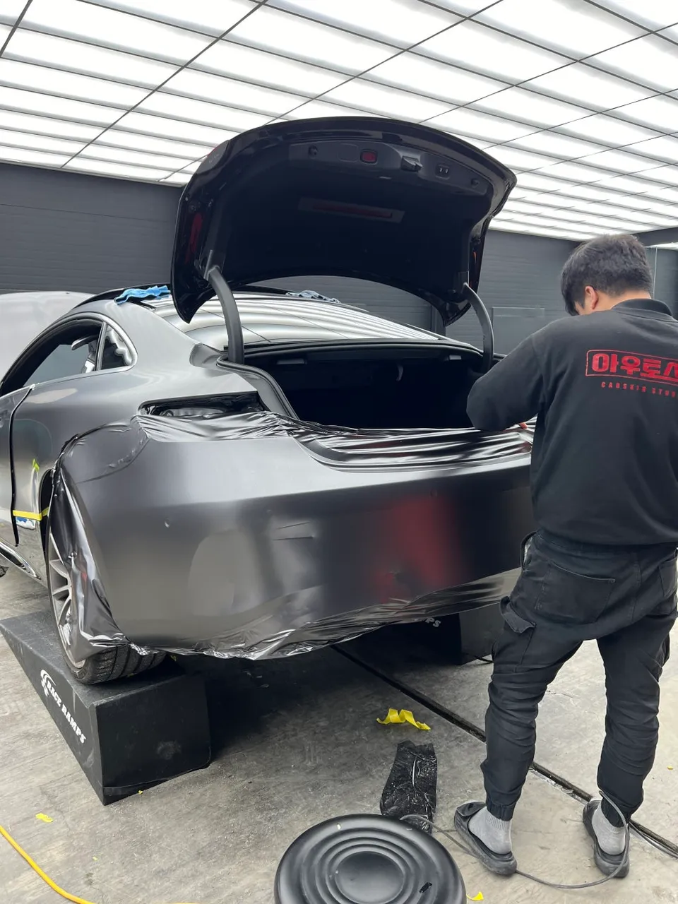 Mercedes-Benz Eクラスのカーラッピング事例|サテンダークグレー 施工写真 1-3
