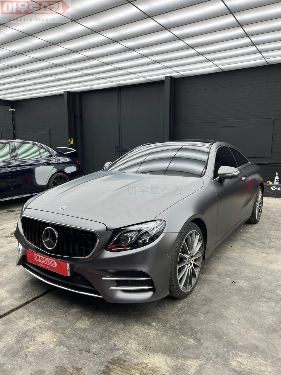 Mercedes-Benz Eクラスのカーラッピング事例|サテンダークグレー 施工写真 3-3