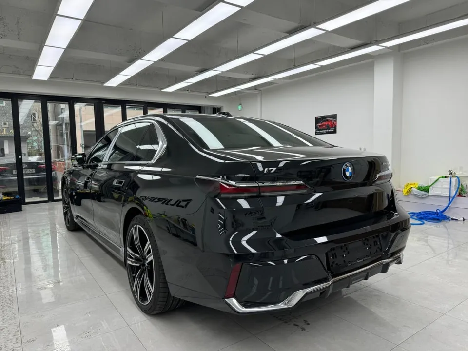 BMW i7のカーラッピング事例|費用目安・仕上がり 施工写真 1-1