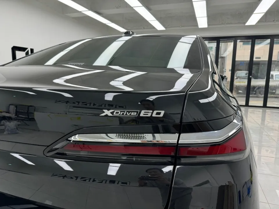 BMW i7のカーラッピング事例|費用目安・仕上がり 施工写真 2-1