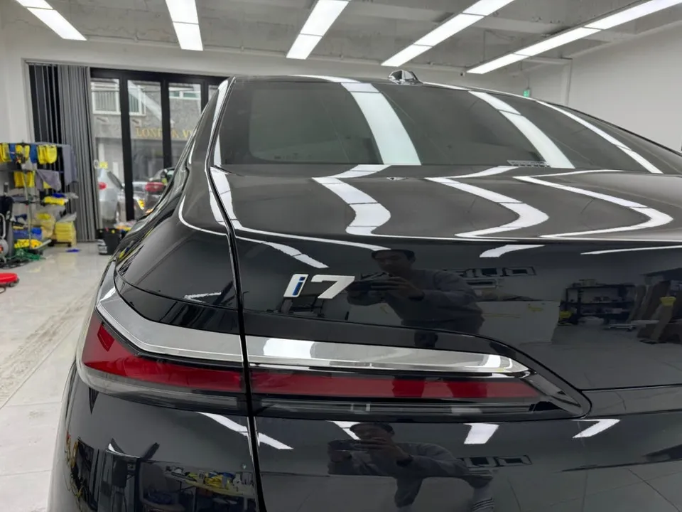BMW i7のカーラッピング事例|費用目安・仕上がり 施工写真 3-1