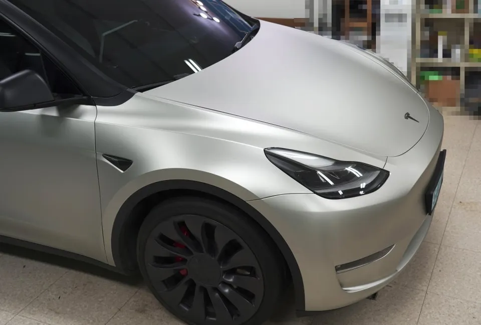 Tesla Model Yのカーラッピング事例|マットシルバー 施工写真 3-1