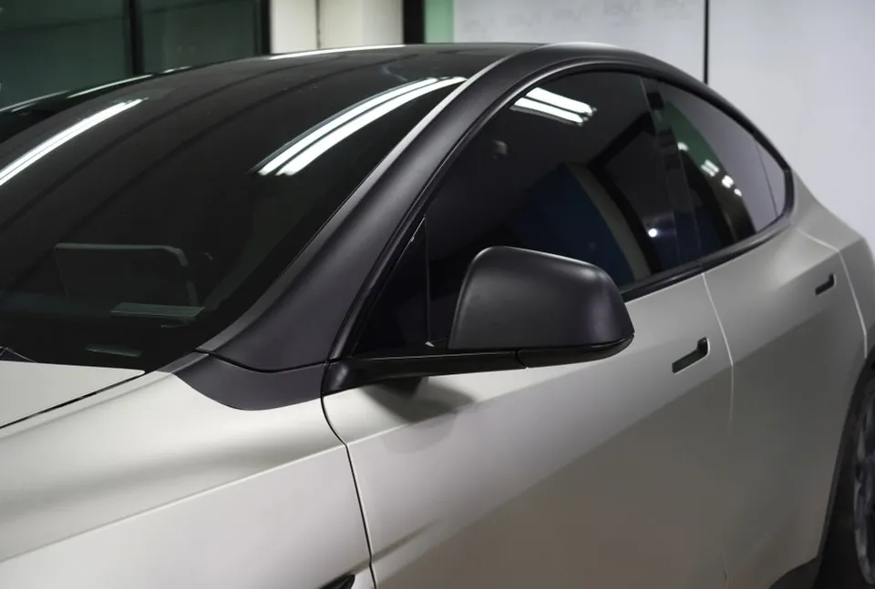 Tesla Model Yのカーラッピング事例|マットシルバー 施工写真 4-1