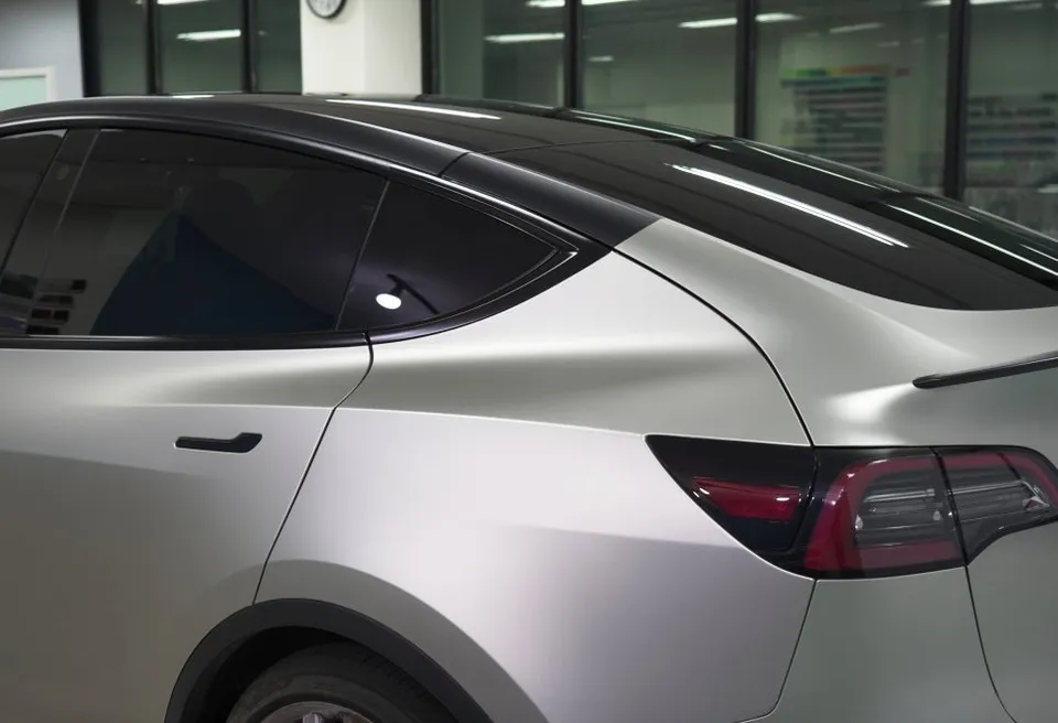 Tesla Model Yのカーラッピング事例|マットシルバー 施工写真 1-2