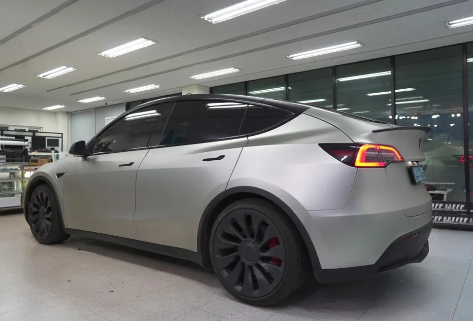 Tesla Model Yのカーラッピング事例|マットシルバー 施工写真 2-2