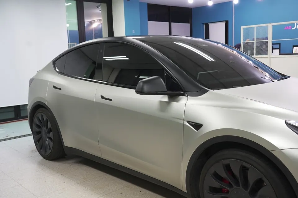 Tesla Model Yのカーラッピング事例|マットシルバー 施工写真 3-2