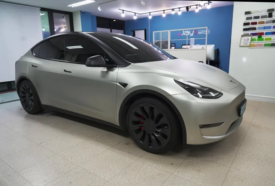 Tesla Model Yのカーラッピング事例|マットシルバー 施工写真 4-2