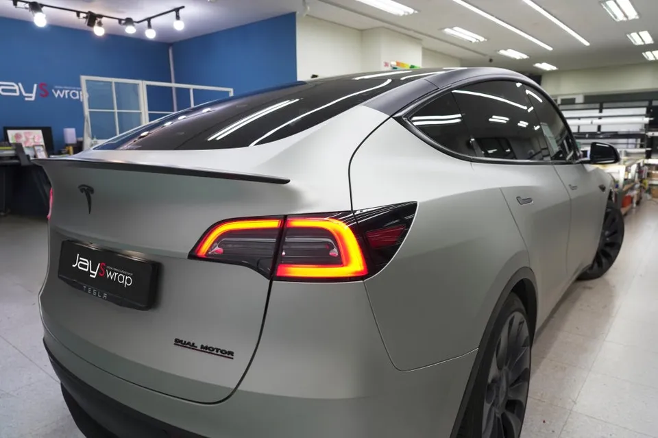 Tesla Model Yのカーラッピング事例|マットシルバー 施工写真 1-3