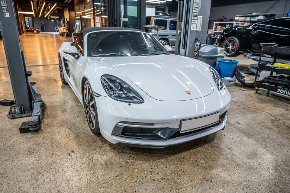 Porsche 718 Boxster GTS body repair installation result