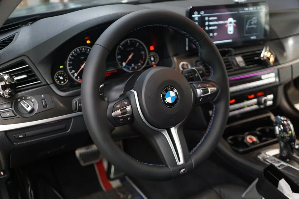 BMW 5 Series F10 steering wheel - BMW 5 Series F10 Steering Wheel Customization Review photo 7