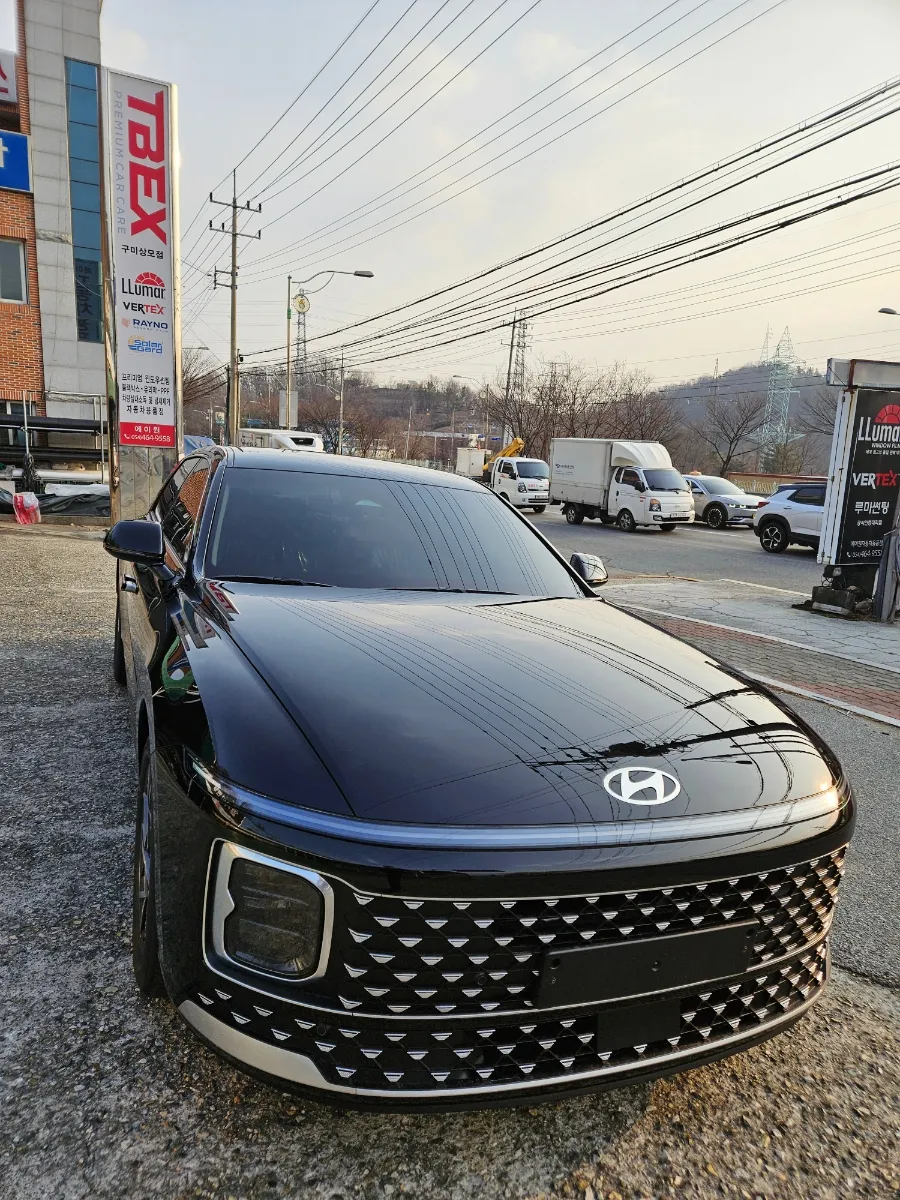 Hyundai Azeraのドラレコ取付事例|費用目安・仕上がり 施工写真 1-2
