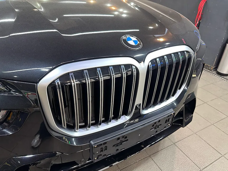 BMW X7のカーラッピング事例|クロームパーツのブラックアウト 施工写真 1-2