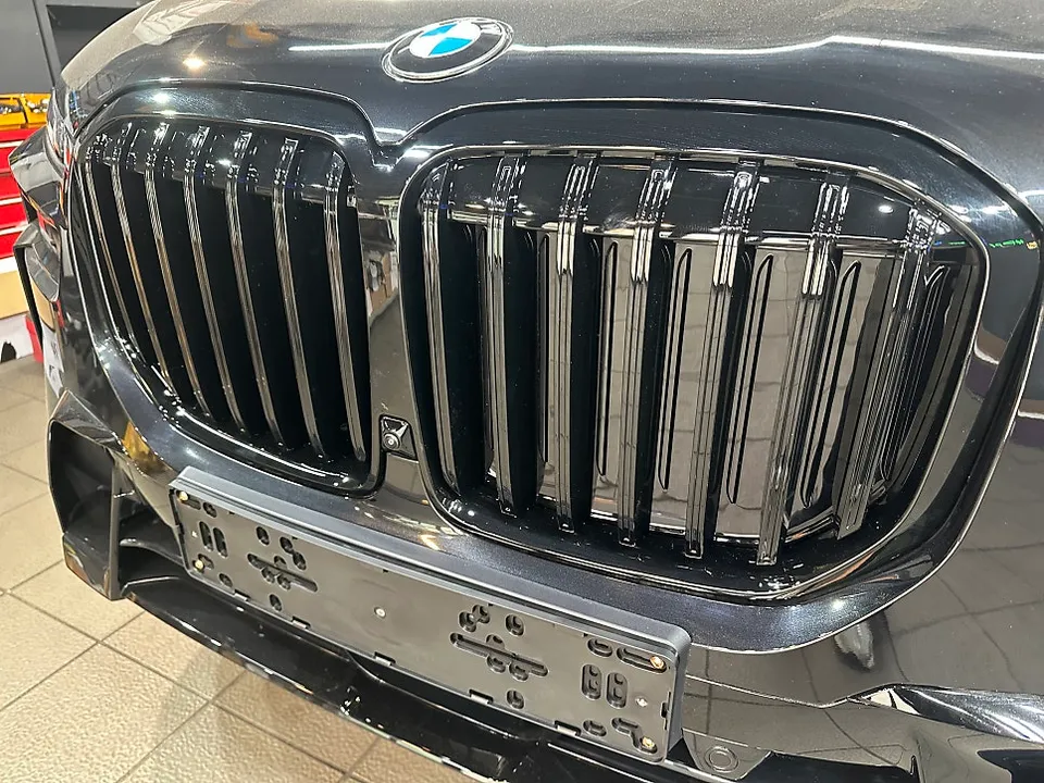 BMW X7のカーラッピング事例|クロームパーツのブラックアウト 施工写真 4-2