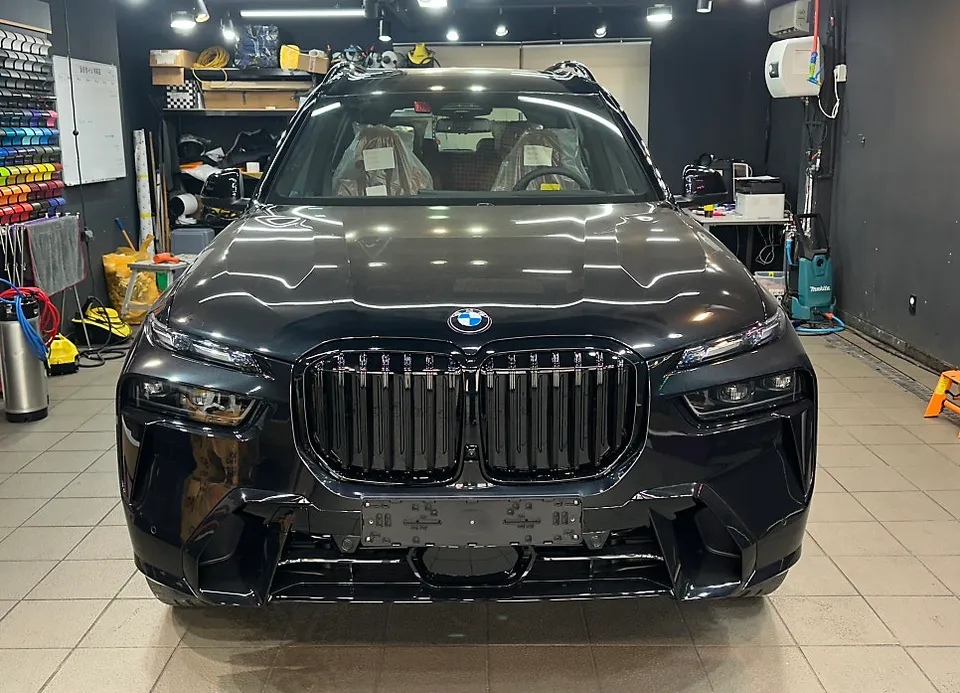 BMW X7のカーラッピング事例|クロームパーツのブラックアウト 施工写真 1-3