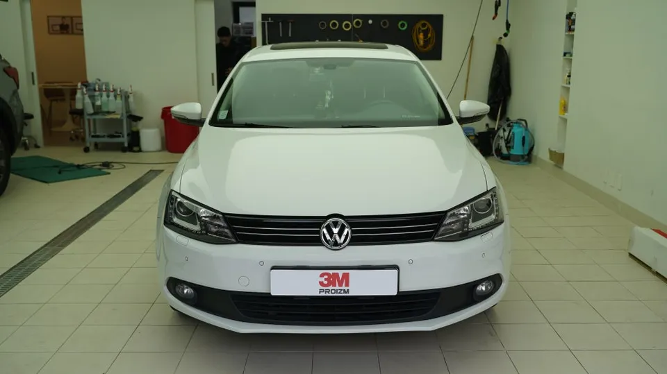 Volkswagen Jetta window tinting installation result