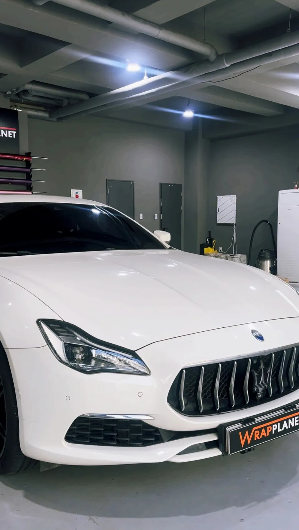 Maserati Quattroporteのカーラッピング事例|高光沢ナルドグレー 施工写真 2-1