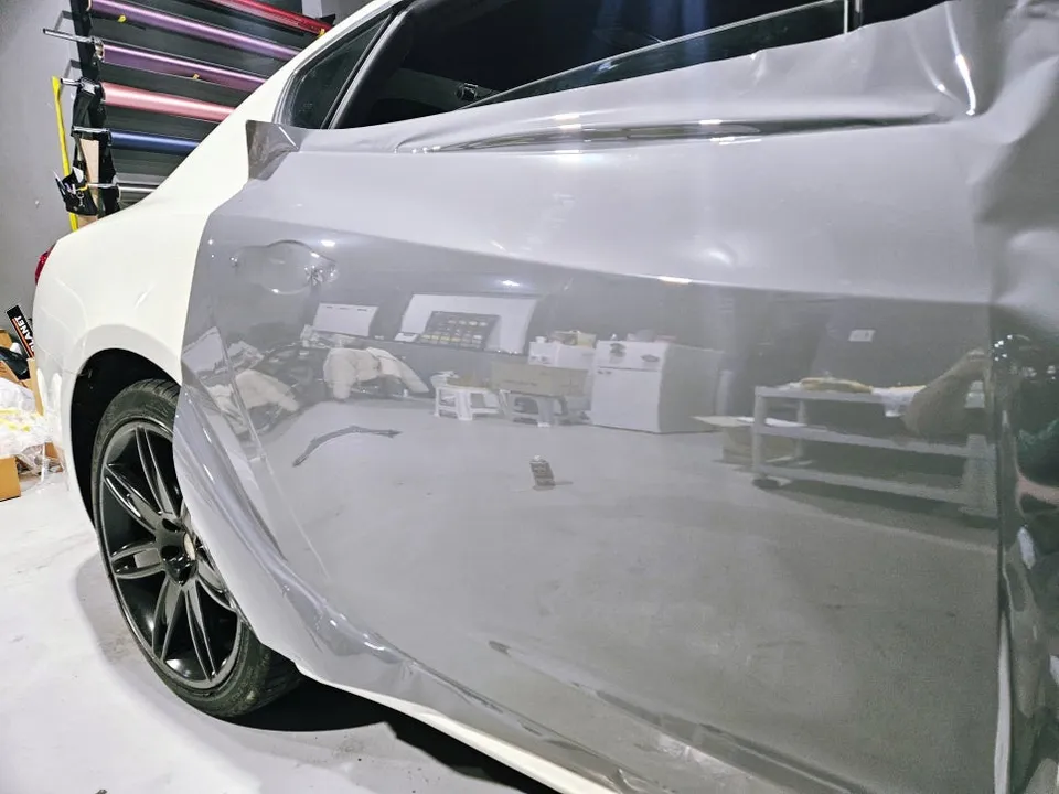 Maserati Quattroporteのカーラッピング事例|高光沢ナルドグレー 施工写真 3-2