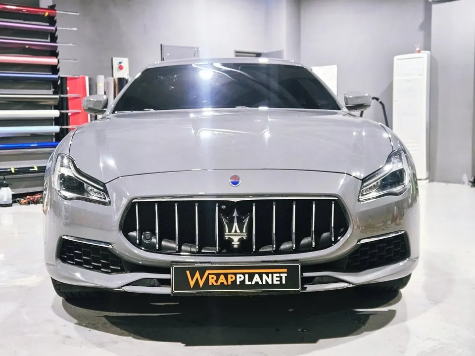 Maserati Quattroporteのカーラッピング事例|高光沢ナルドグレー 施工写真 3-3