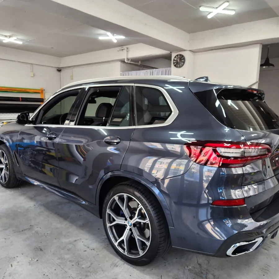 BMW X5のカーラッピング事例｜高光沢ホワイトで高級感アップ 施工写真 2-1