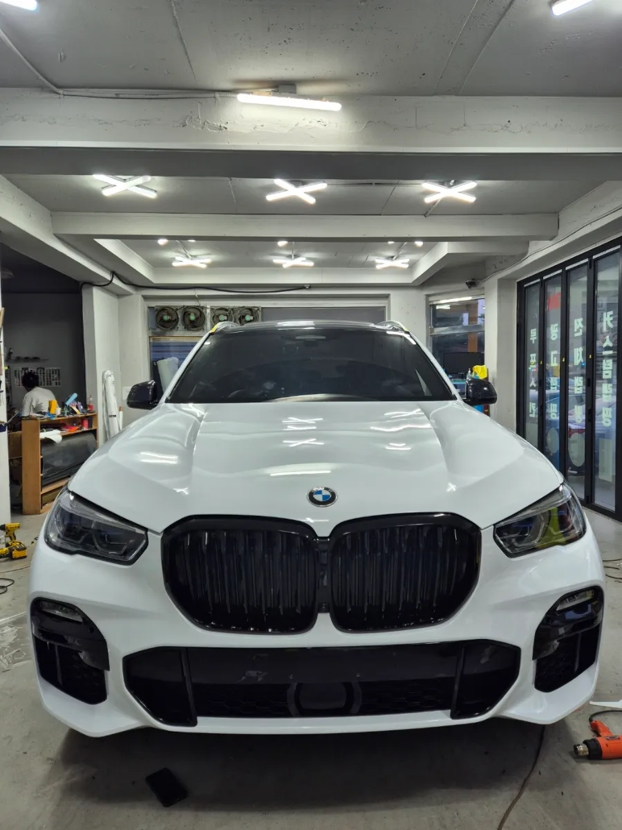 BMW X5のカーラッピング事例｜高光沢ホワイトで高級感アップ 施工写真 3-1