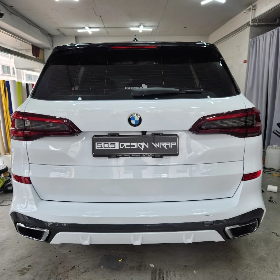 BMW X5のカーラッピング事例｜高光沢ホワイトで高級感アップ 施工写真 1-2