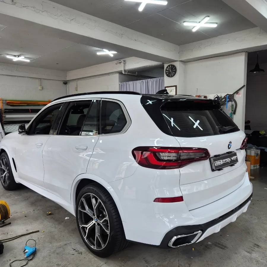 BMW X5のカーラッピング事例｜高光沢ホワイトで高級感アップ 施工写真 2-2