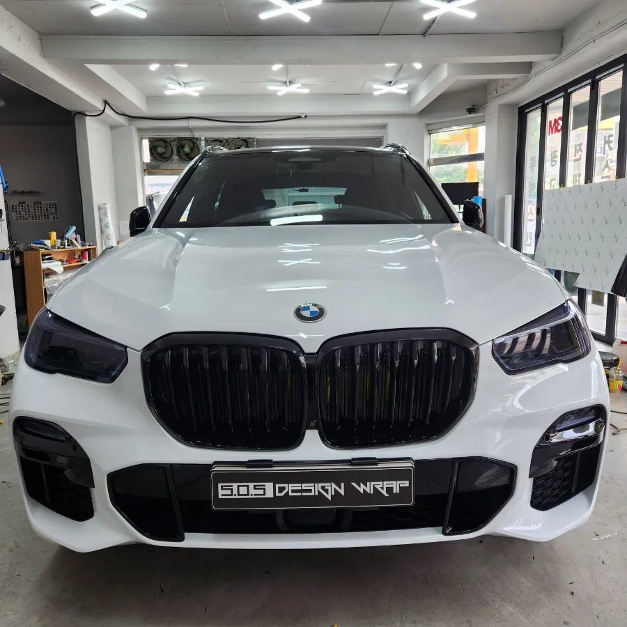 BMW X5のカーラッピング事例｜高光沢ホワイトで高級感アップ 施工写真 3-2